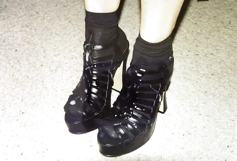22P Cum on her feet !!!