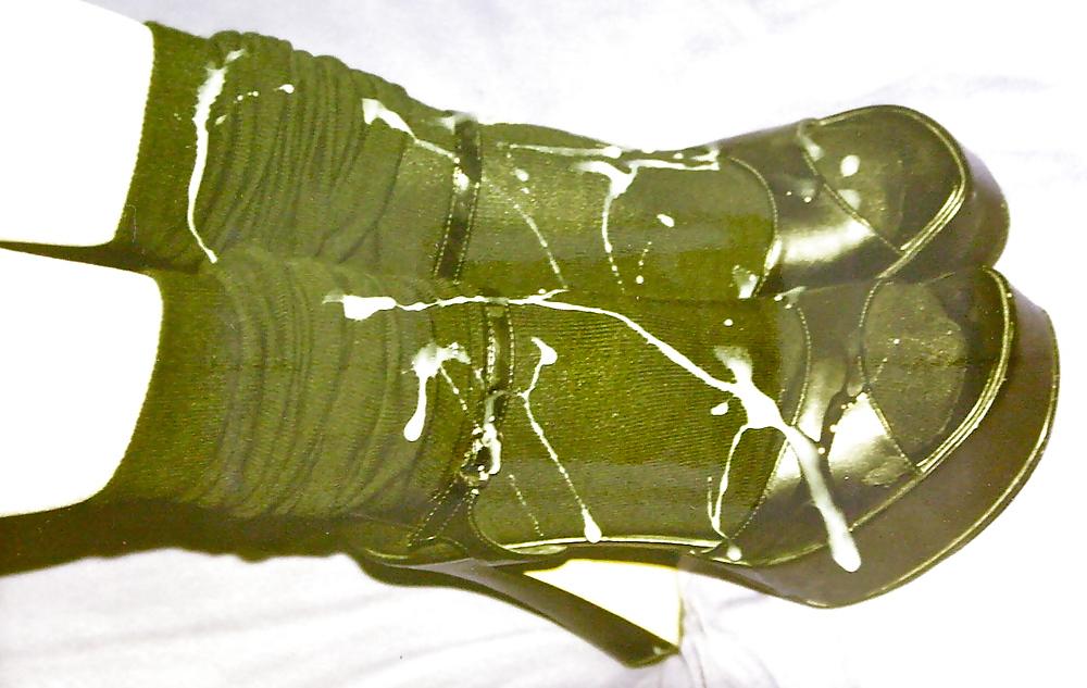 22P Cum on her feet !!!