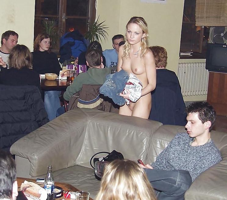 25P Nackte Mädchen in Bars und Cafés
