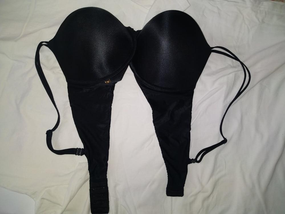 10P My gf victoria secrets bra 38c