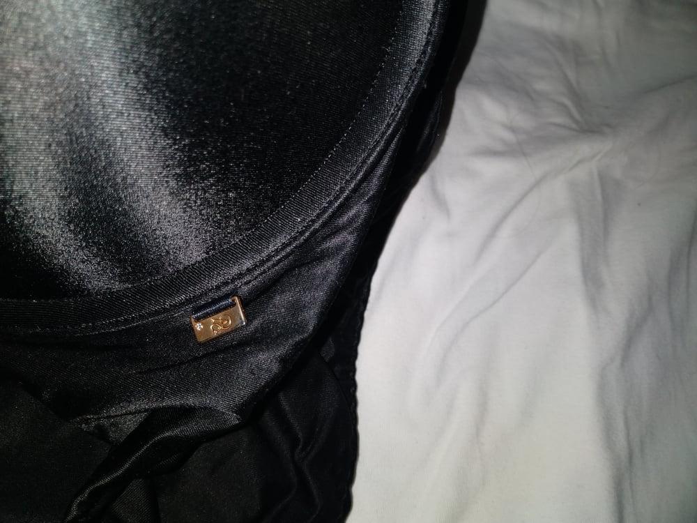 10P My gf victoria secrets bra 38c