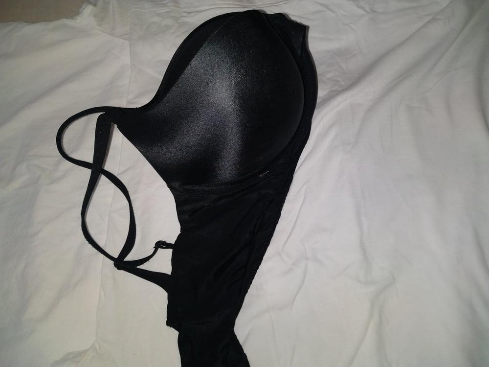 10P My gf victoria secrets bra 38c
