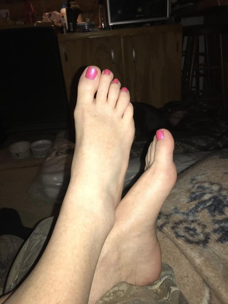 15P Pretty painted toes
