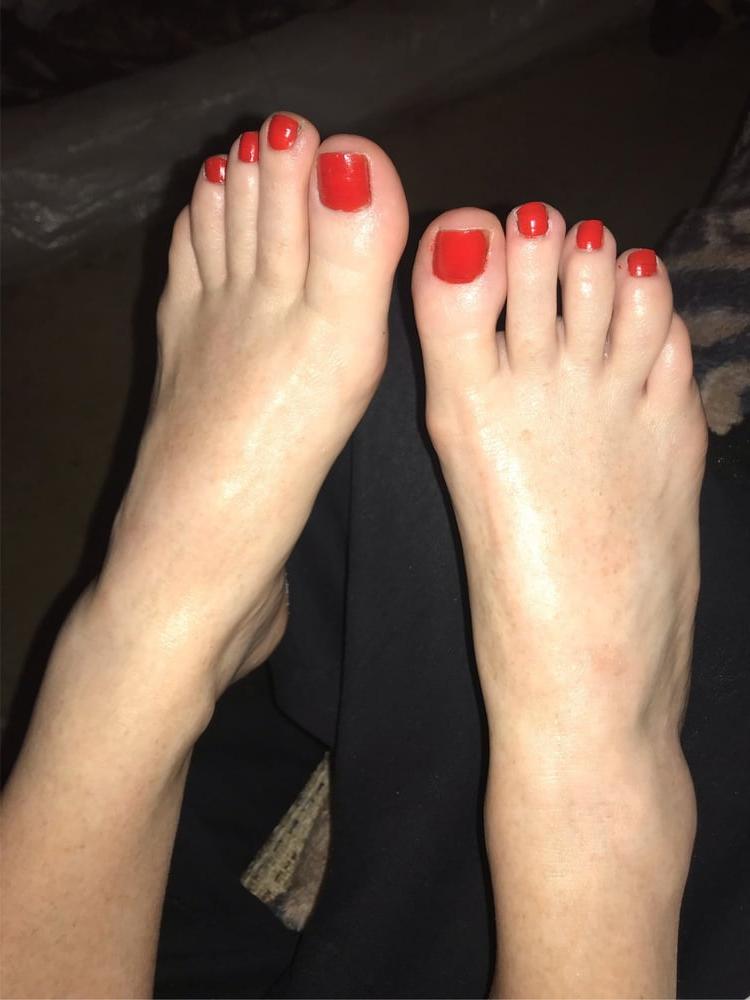 15P Pretty painted toes