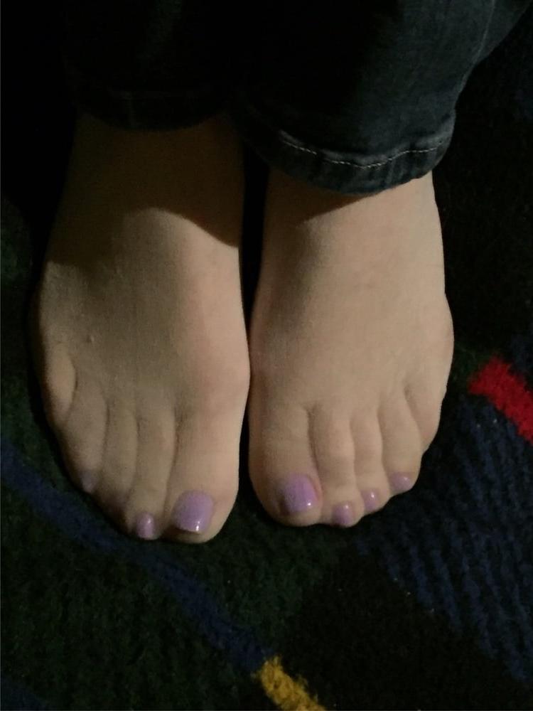15P Pretty painted toes