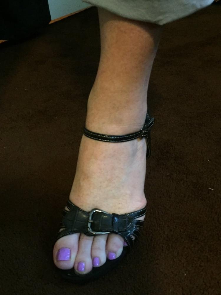 15P Pretty painted toes