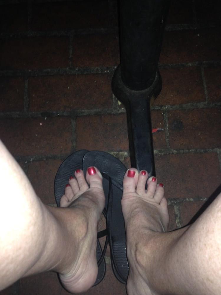 15P Pretty painted toes