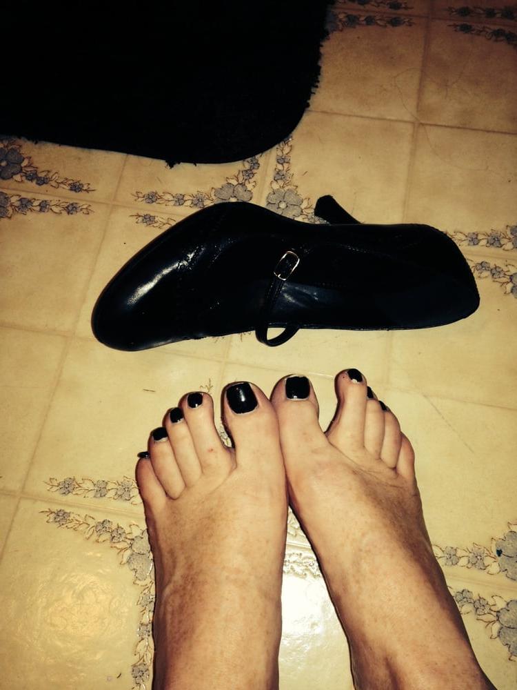 15P Pretty painted toes