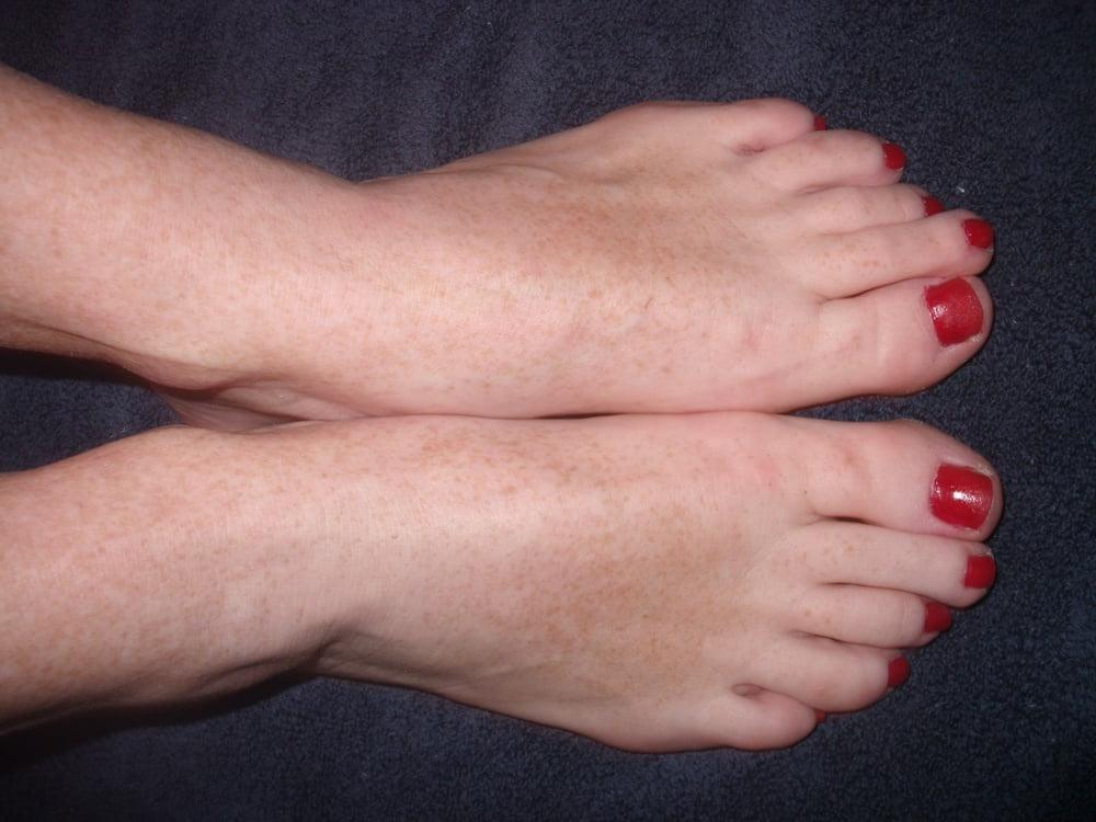 15P Pretty painted toes