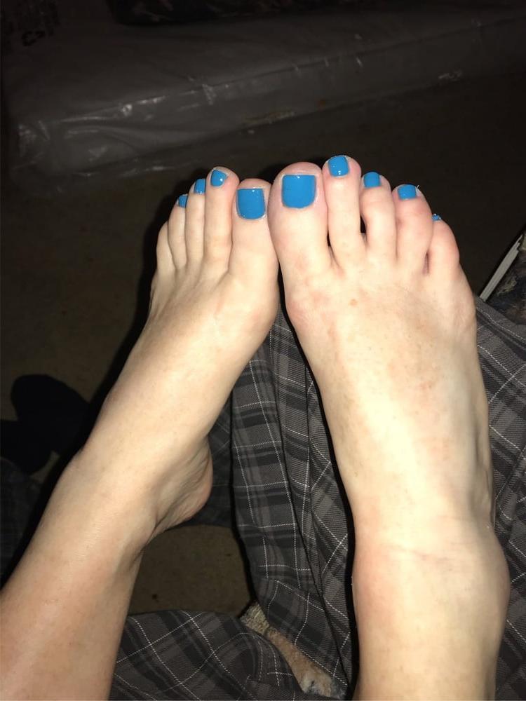 15P Pretty painted toes