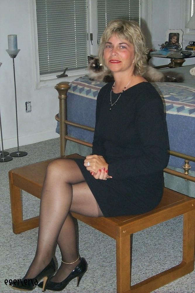 25P Sexy MILFs and GILFs wearing Tights 3