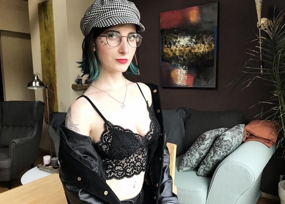 25P subtle private sexy Pics  Lou Nesbit.Lia Louise