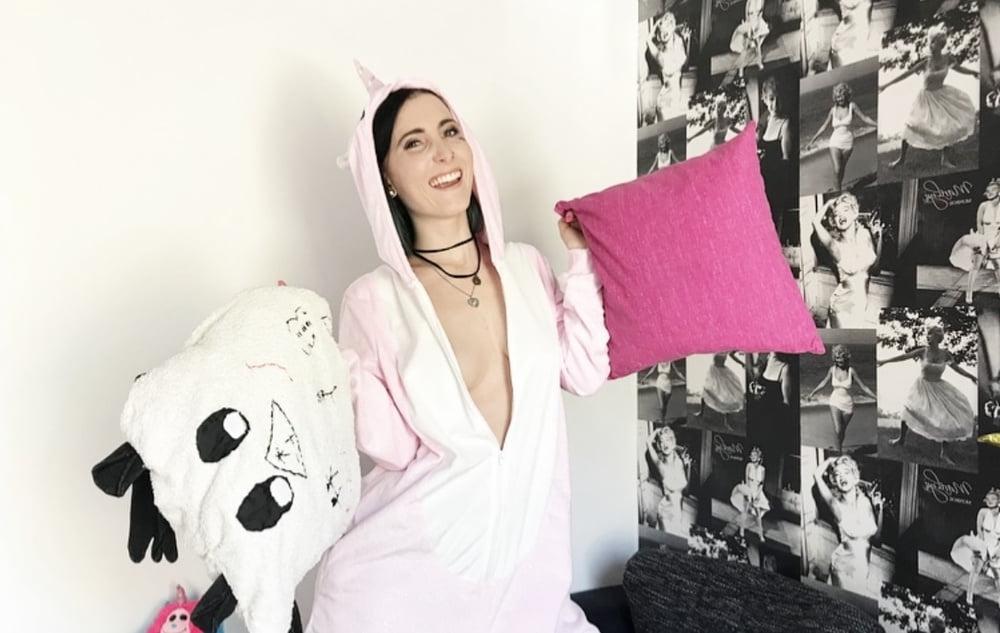 25P subtle private sexy Pics  Lou Nesbit.Lia Louise