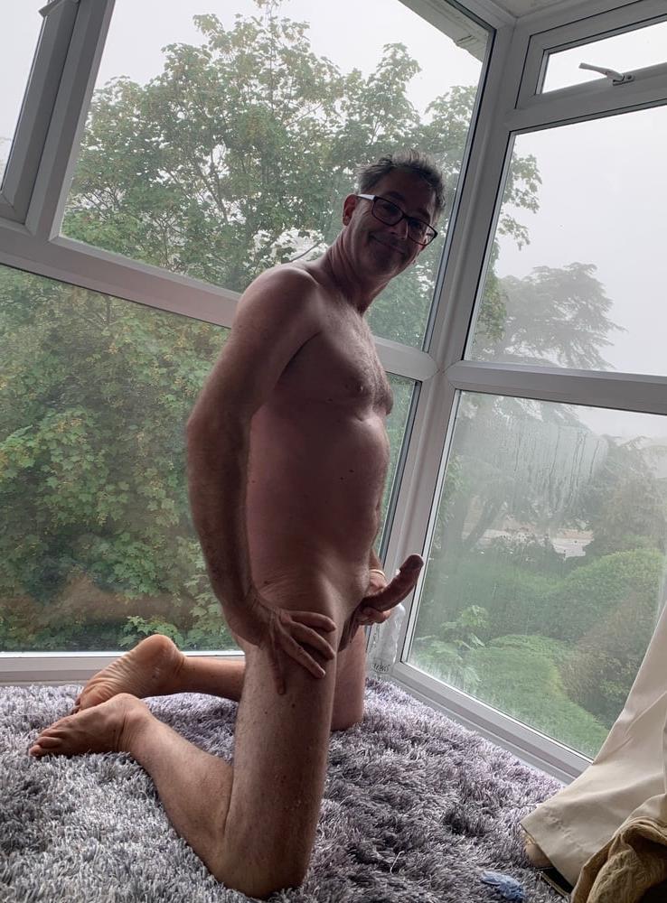5P UK Bare penis and face on show