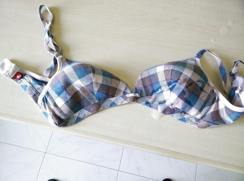 4P Cum Cousin's small bra