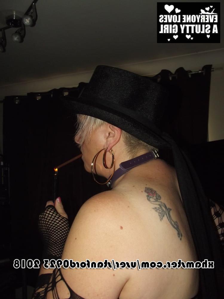25P SLUT SHOWS HERSELF