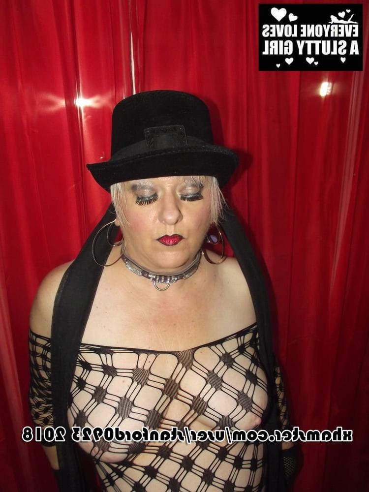 25P SLUT SHOWS HERSELF