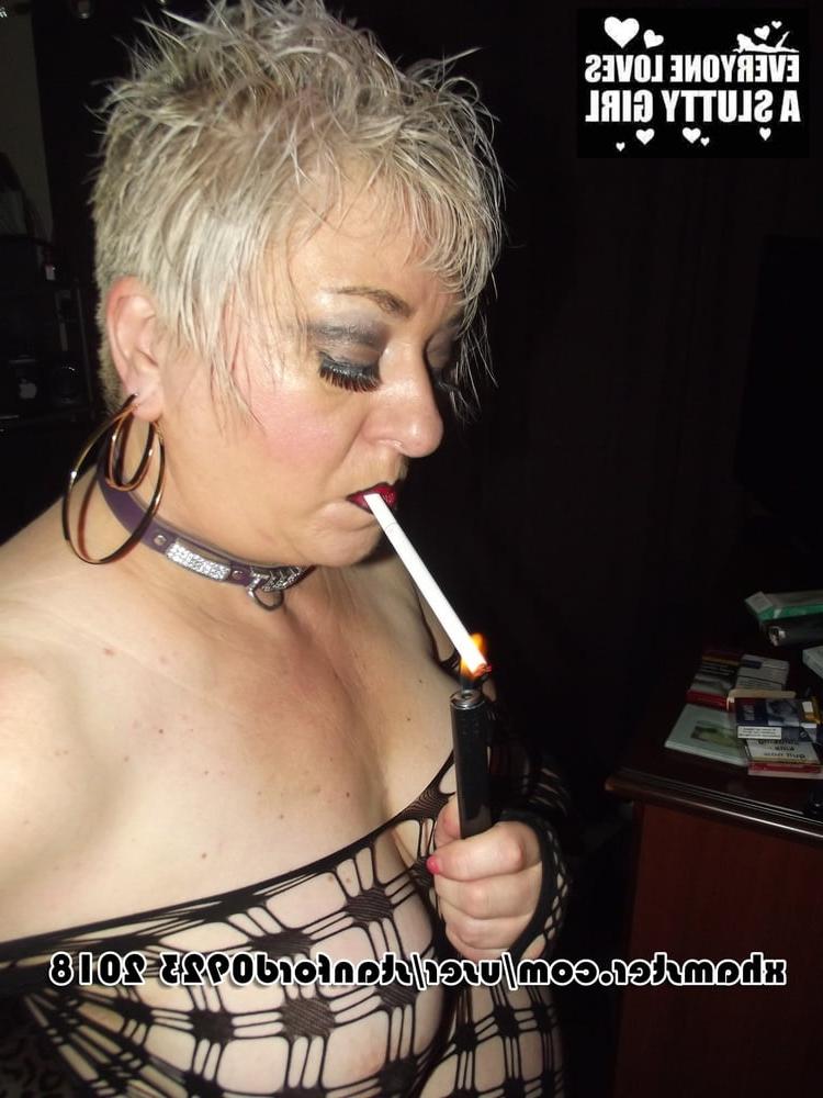 25P SLUT SHOWS HERSELF