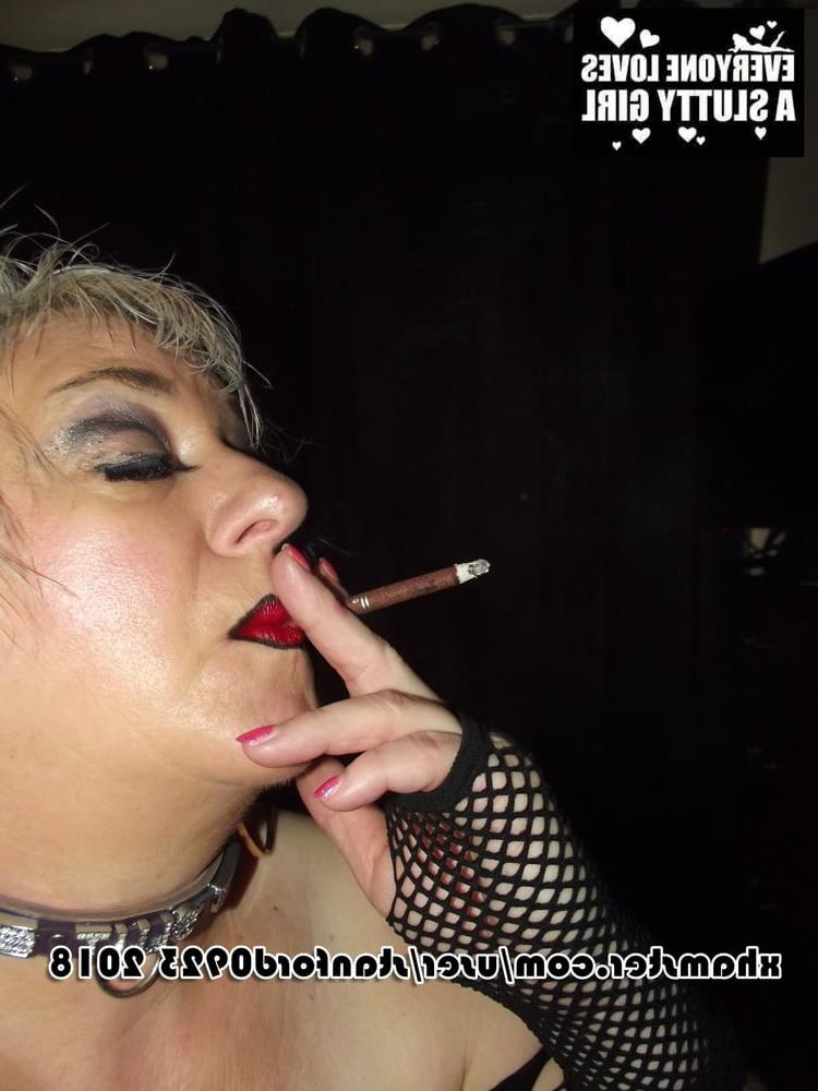 25P SLUT SHOWS HERSELF