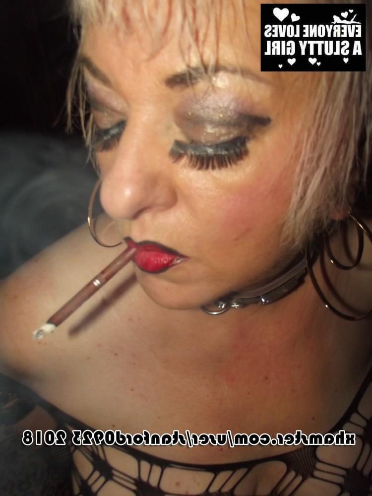 25P SLUT SHOWS HERSELF