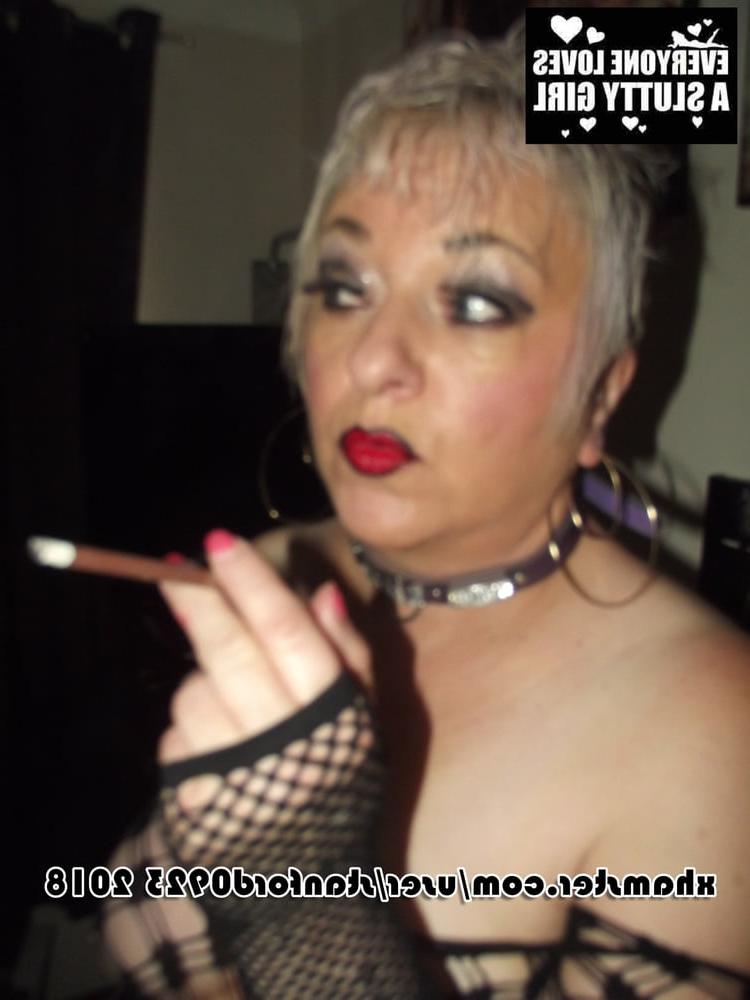 25P SLUT SHOWS HERSELF