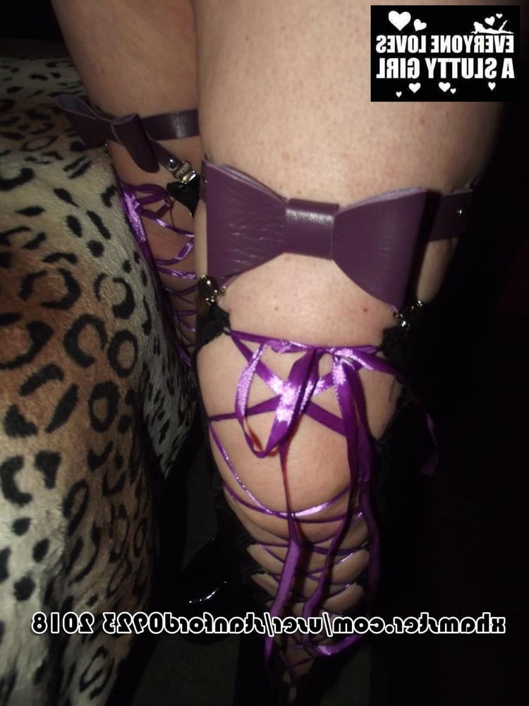 25P SLUT SHOWS HERSELF