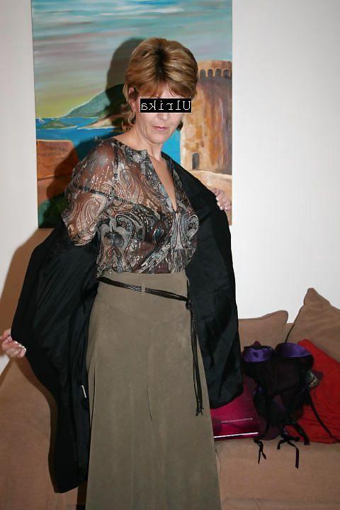 10P Changing lingere (taking off)