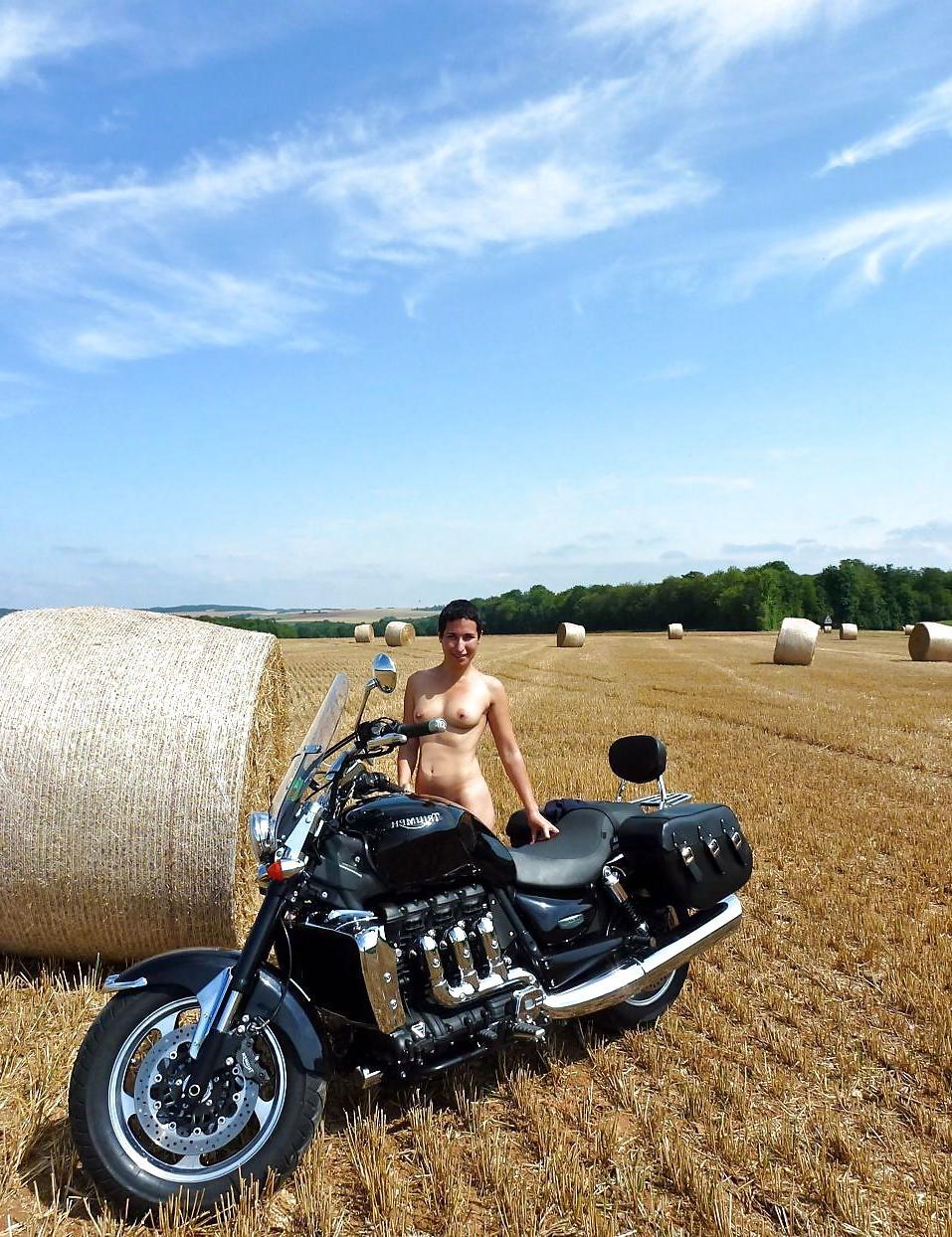 10P MOTORCYCLE MILF OUTSIDE