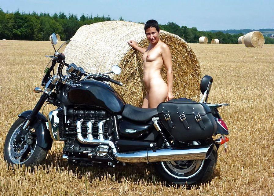 10P MOTORCYCLE MILF OUTSIDE