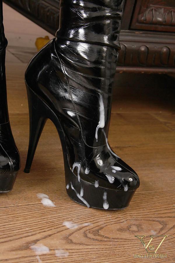 25P Cum on latex