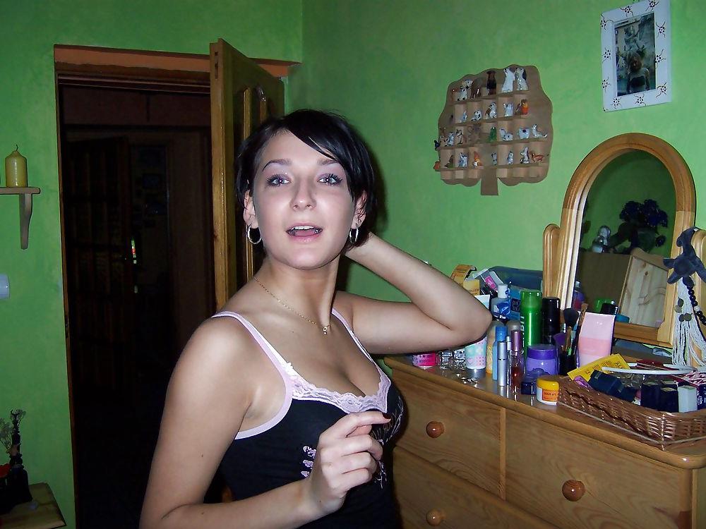 20P Hot Brunette (Private Pics)