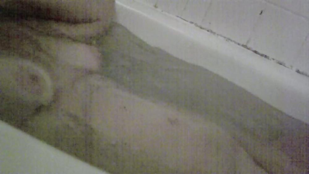 5P Wife in bath 01