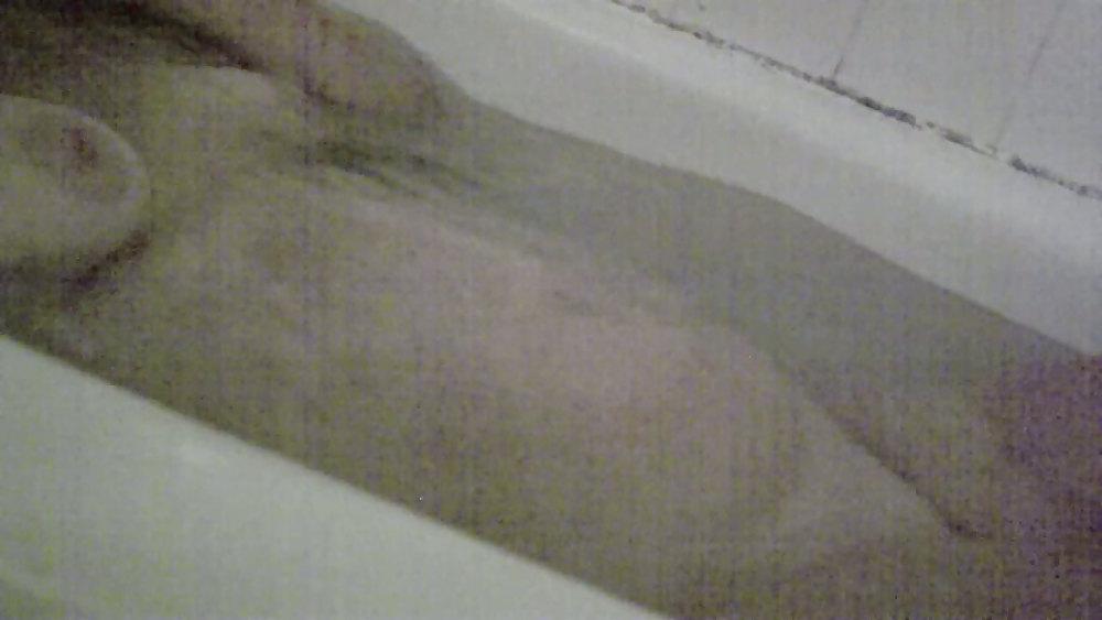 5P Wife in bath 01