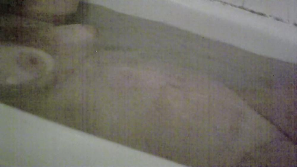 5P Wife in bath 01