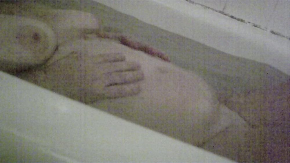 5P Wife in bath 01