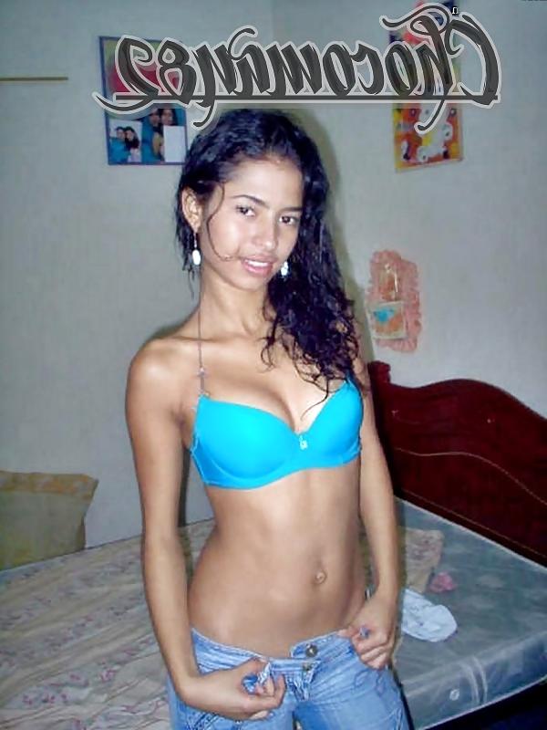 15P Mexican girl posing nade