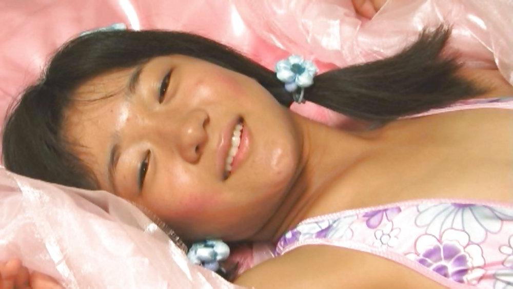 25P Japanese school girl Anna Ohnishi