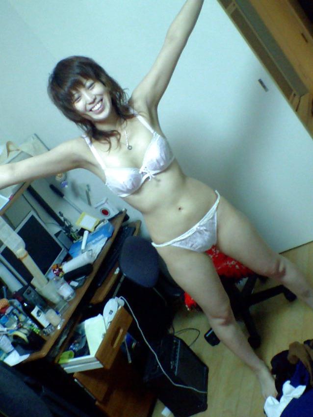 6P Pretty asian girl strips and shows her hot body