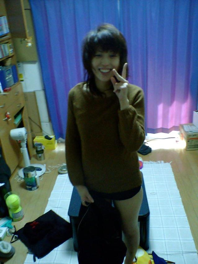 6P Pretty asian girl strips and shows her hot body