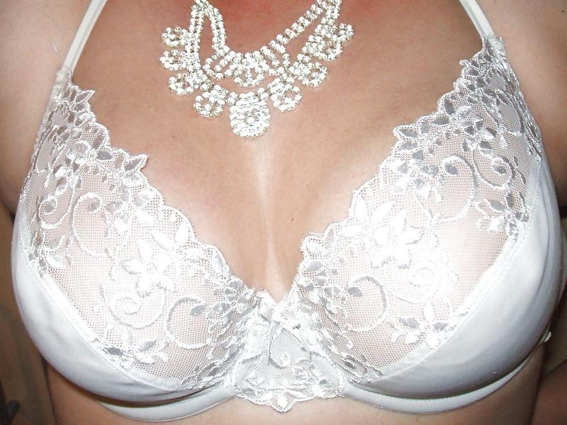 16P Woman their sell bra on the net 