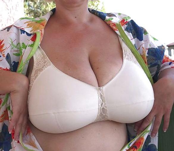 25P Chunky tits in bra 2