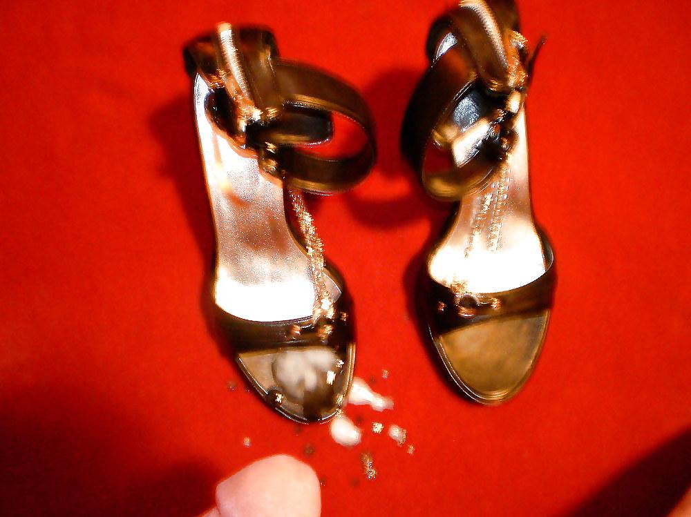 25P I LOVE MY CUM ON THE SHOES OF MY WIFE