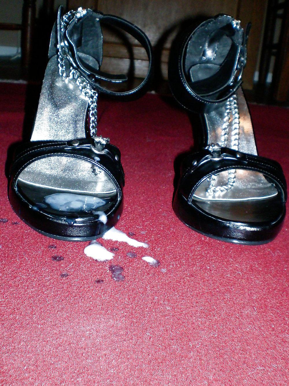25P I LOVE MY CUM ON THE SHOES OF MY WIFE