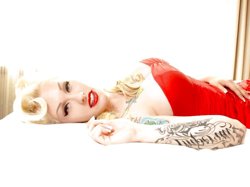 12P Blonde: Fake tits and tats!