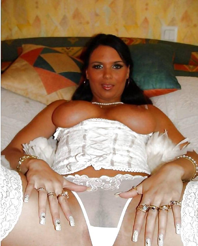 16P Amazing Milf Posing Once Again