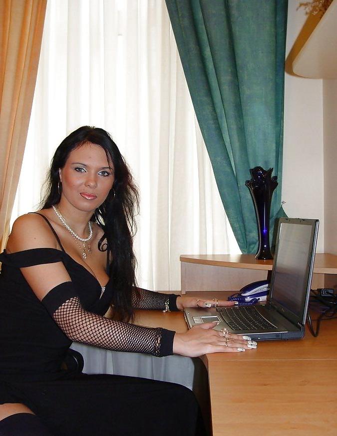 16P Amazing Milf Posing Once Again