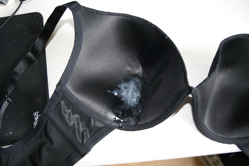 23P Bra wanking