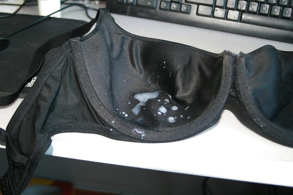23P Bra wanking