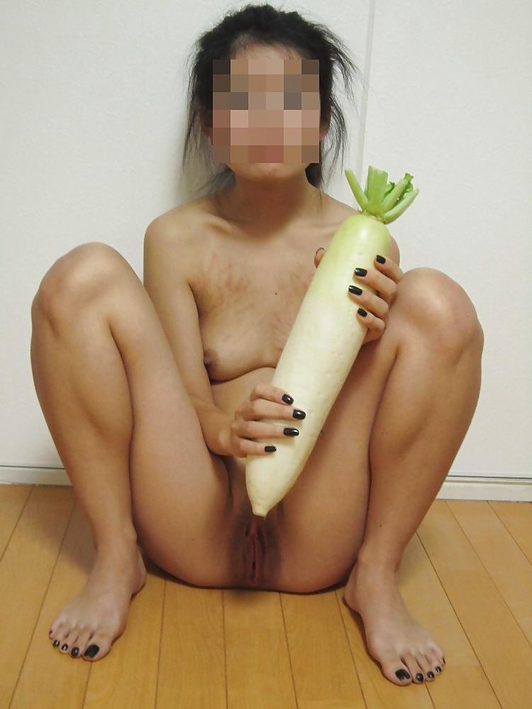 12P Japanese girl like daikon and ninjin