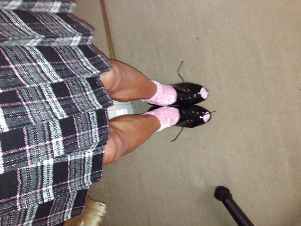 17P Hübsch in rosa Rock und High Heels